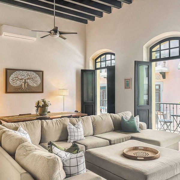 Spacious 3BR: Walk Everywhere Quiet King Beds 3 Balconies Historic Charm
