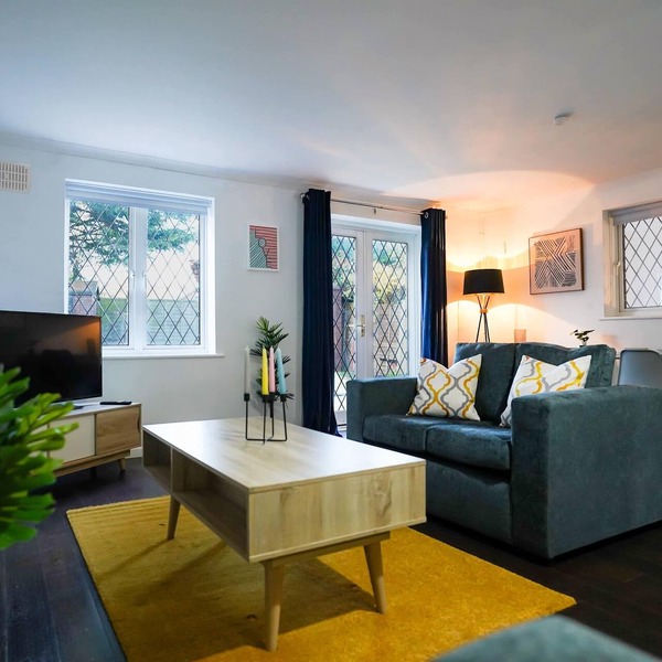 Spacious 4-Bed Contractor House | Parking | Fast WiFi | Luton