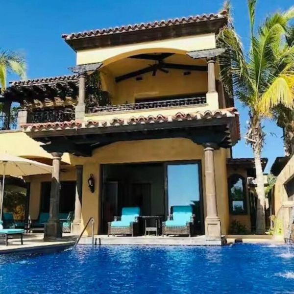 Spacious 4-bedroom villa with AC in delightful Cabo San Lucas