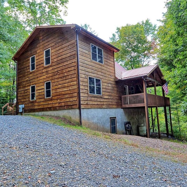 Spacious 4 Bedroom Cabin in West Jefferson, NC, perfect for family getaways!