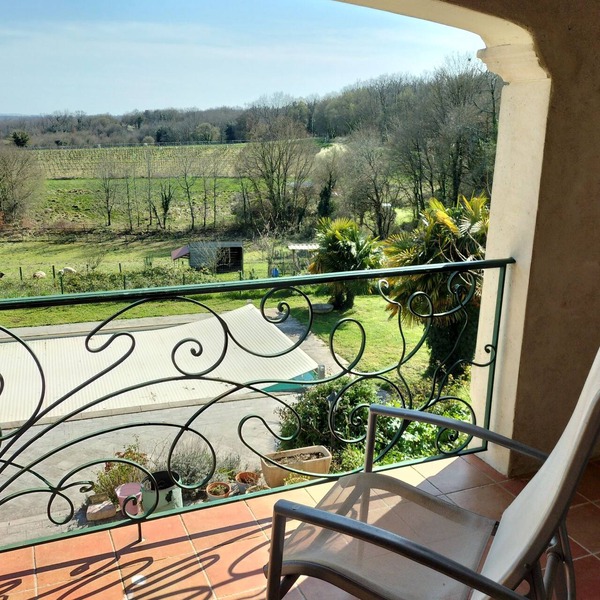 Spacious 4-bedroom villa for relaxing stays amongst the vineyards