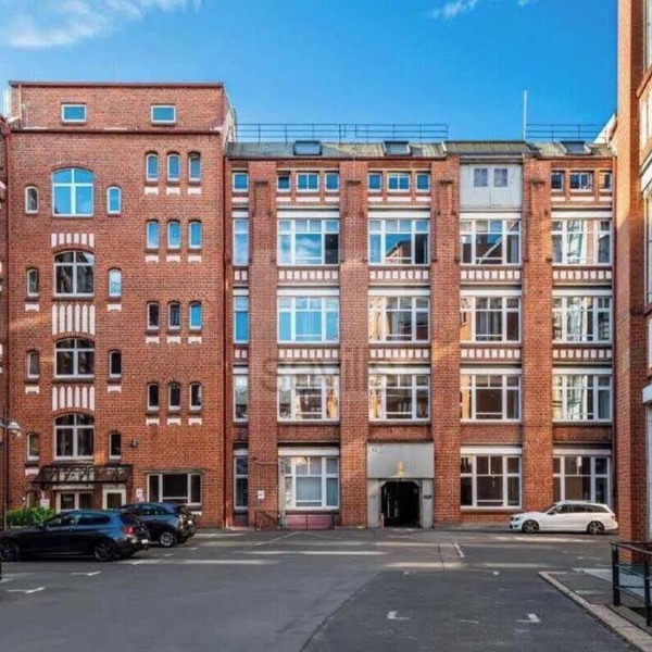 Spacious 4-Bedroom Apartment in Central Berlin