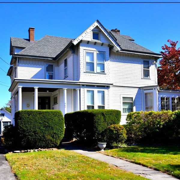 Spacious 4-bedroom house in quaint Plainfield with AC And WiFi