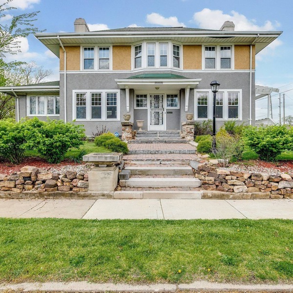 Spacious 4-Bedroom Home 1 Mi to ND Stadium!