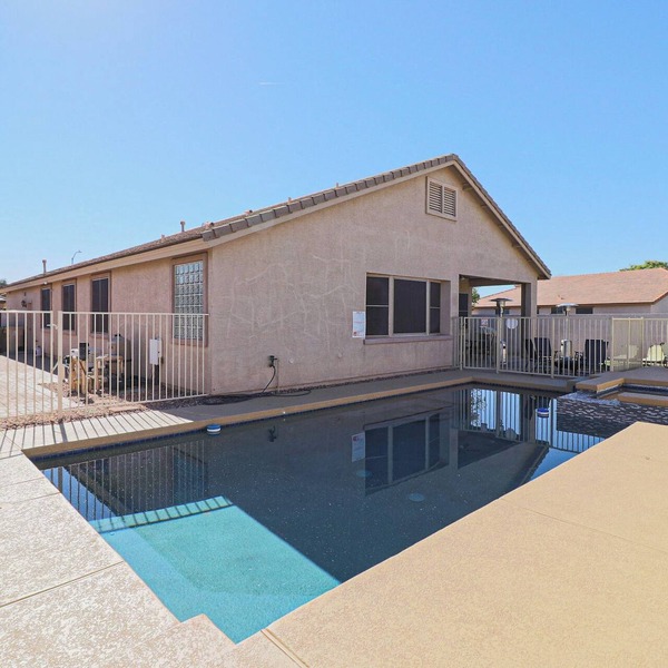 Spacious 4-bedroom house with AC and WiFi in tranquil Glendale, next to Westgate