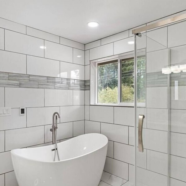 Spacious 4-bedroom house in charming Everett with AC