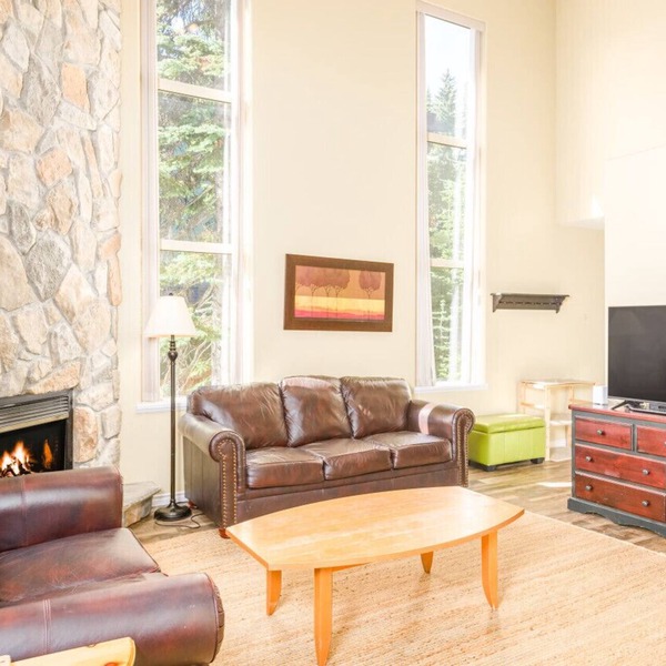 Spacious 4-Bedroom – Sleeps 12 & Private Hot Tub