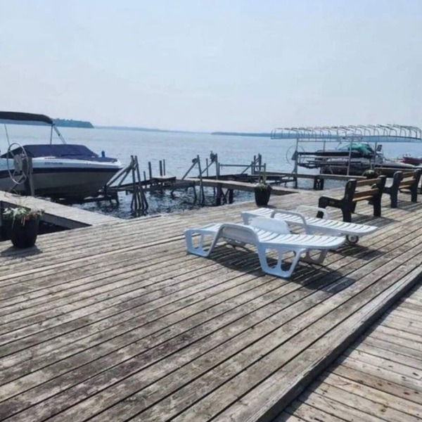 Spacious 4 season cottage by Balsam Lake