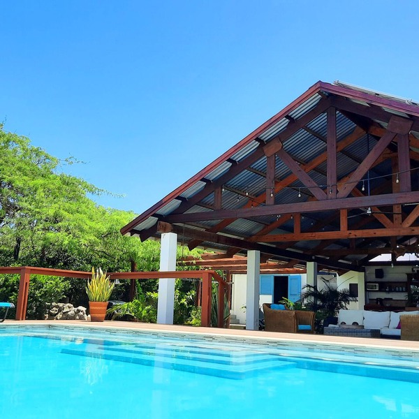 Spacious 4bed - 3bath villa w infinity pool and lush surroundings.