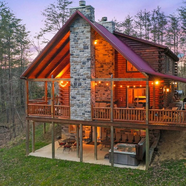 Spacious 4BR 3bath w/Gameroom. Wooded views. Hot tub. Close to Hiking & Dining!