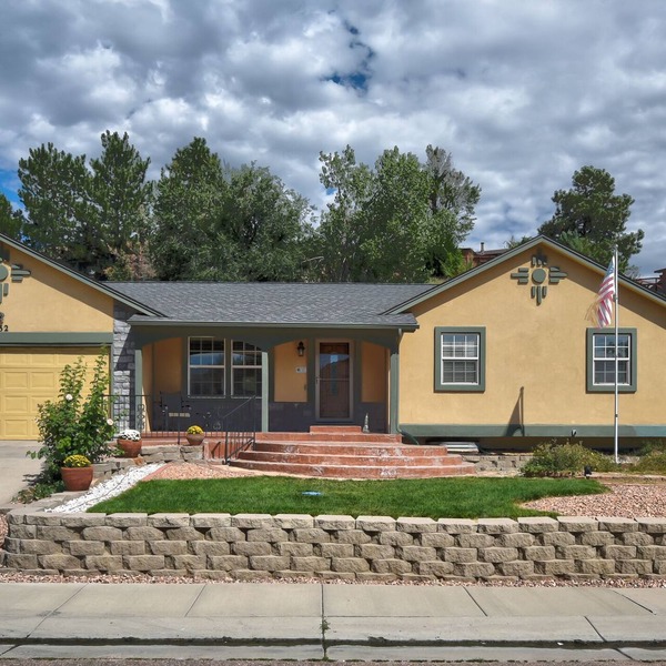 Spacious 5 BDR 3 BA House with Hot Tub, BBQ, Fire Pit, Home Gym, Mountain View