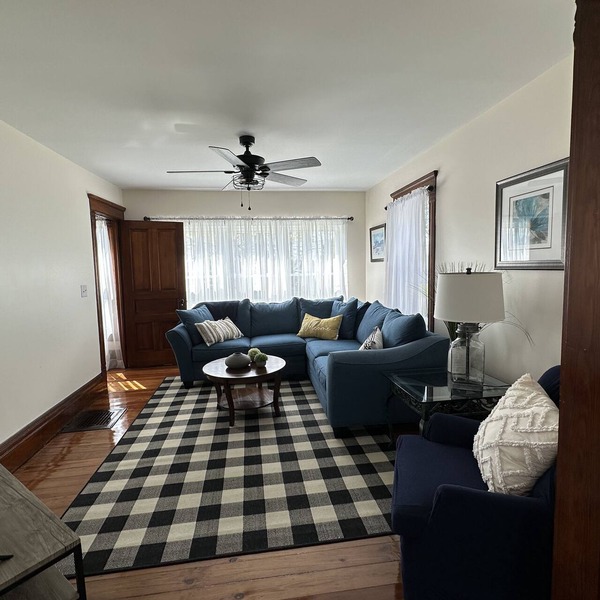 Spacious 5 bdrm Retreat Steps to Lake Ontario & Fair Haven State Park Sleeps 10!