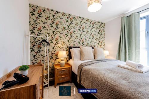 Spacious 5-Bed House with a Hot Tub Sleeps 10