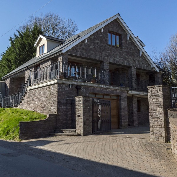 Spacious 5 bed property with hot tub/sauna situated in picturesque Grosmont