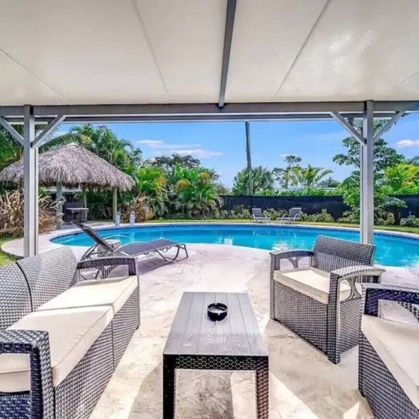 Spacious 5-bedroom house with WiFi and AC in charming Wilton Manors