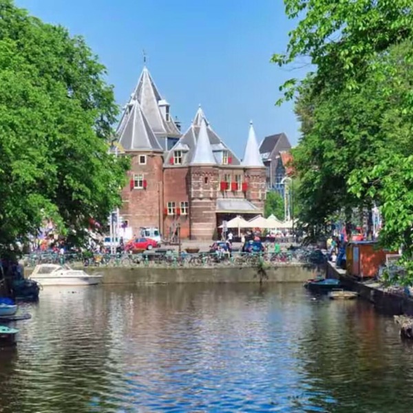 Spacious 5-bedroom apartment next to Nieuwmarkt Square in Central Amsterdam