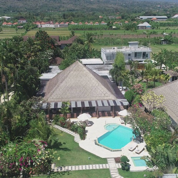Spacious 5-bedroom beachfront villa with Fitness, Spa & WiFi close to Lovina