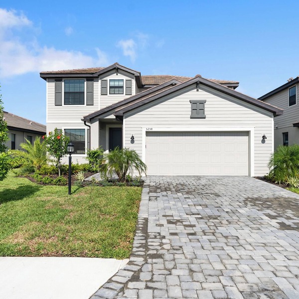 Spacious 5-bedroom house in the resort style Community of Lorraine Lakes!