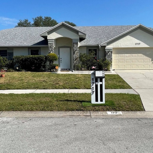 Spacious 5 bedroom home with WiFi and air conditioning in charming Brandon.