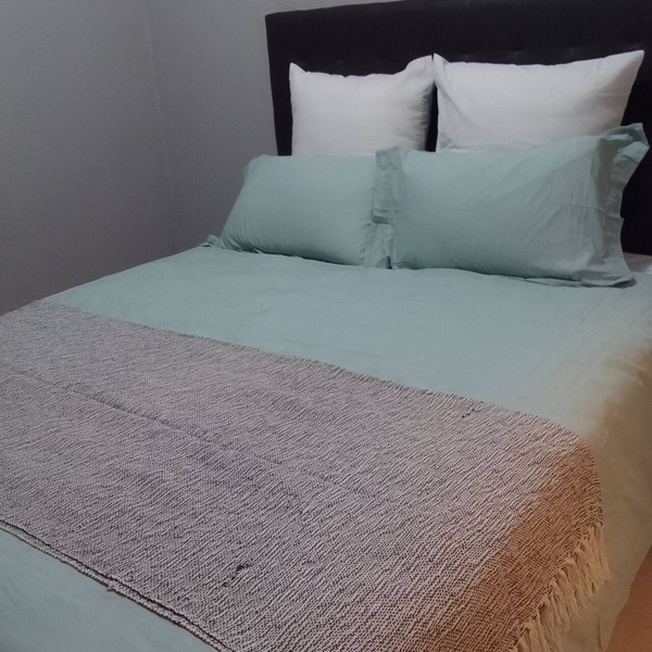 Spacious 5-bedroom house with WiFi 15 min from the airpot.