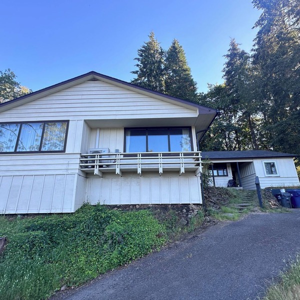 Spacious 5-bedroom house with AC, WiFi in welcoming south Eugene neighborhood.