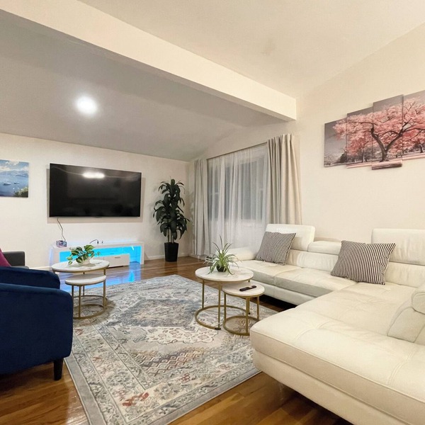 Spacious 5 Bedroom Retreat Free Parking Pet Friendly Greater Boston