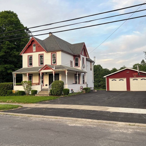Spacious 5-bedroom river house in charming Deposit
