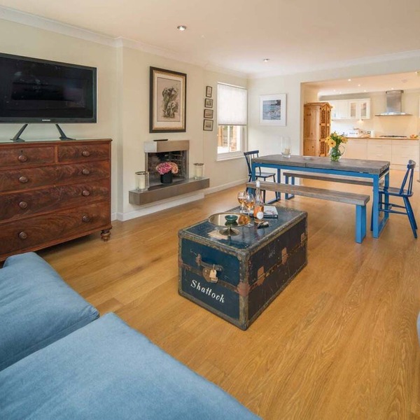 Spacious 5 bedroom split level flat with three bathrooms and open plan kitchen living area, sleeps