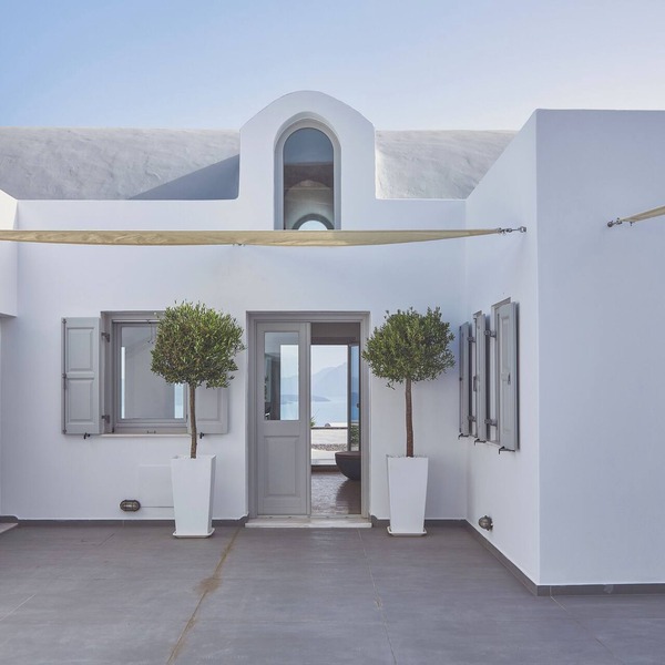 Spacious 5-bedroom villa in fabulous Santorini with WiFi, AC