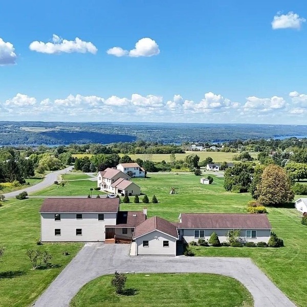 Spacious 5BR Lake View Near Cornell Sleeps 9 Accessible Perfect for Groups