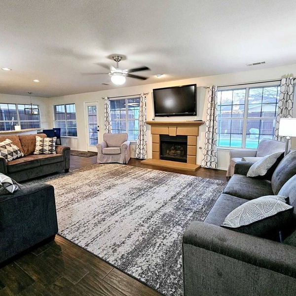 Spacious 5BR villa with backyard Oasis, Pool, Air hockey and high speed WiFi