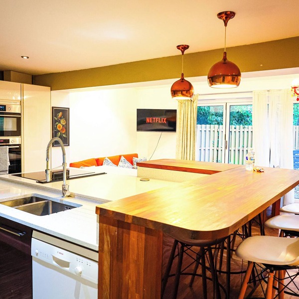Spacious 6 Bed House, 10 Minutes from Centre with Parking, Ideal for Contractors