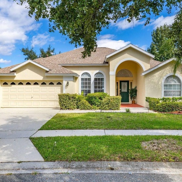 Spacious 6-bed villa in gorgeous Clermont Newly refurbished no rear neighbors
