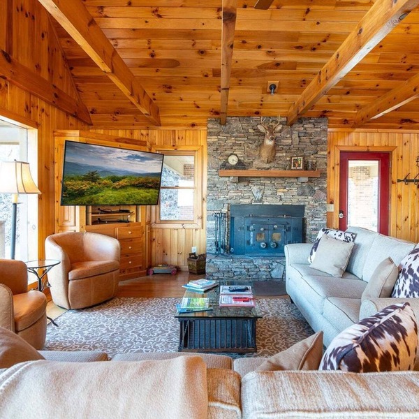 Spacious 6-bedroom cabin in West Jefferson, perfect for family getaways!