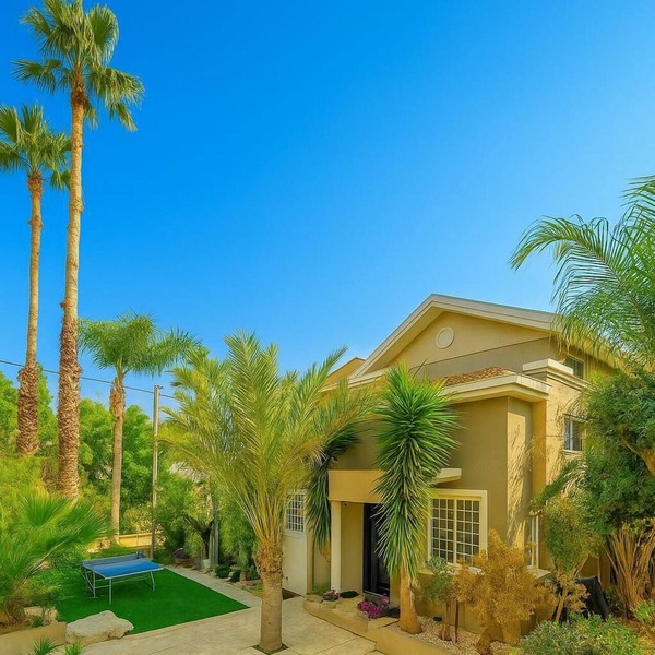 Spacious 6-bedroom villa with jacuzzi & heated pool in Rishon LeZion