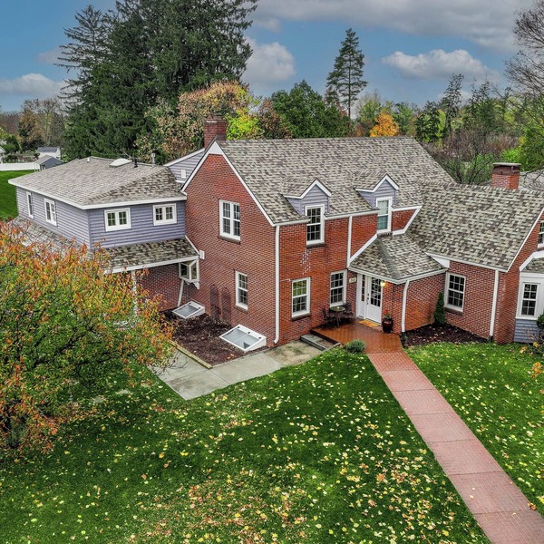Spacious 6- Bedroom Beautifully Updated Farmhouse Convenient Private Yard Arcade