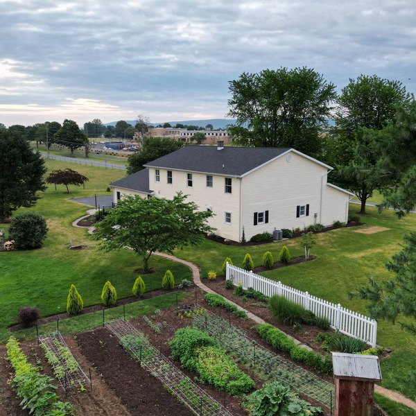 Spacious 6-bedroom farmhouse in charming Myerstown with AC, WiFi