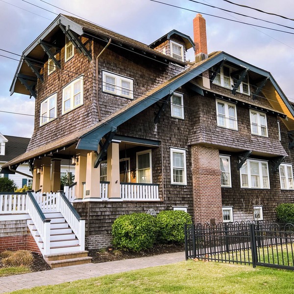 Spacious 6-bedroom house in enchanting Cape May - 1 Block to Beach