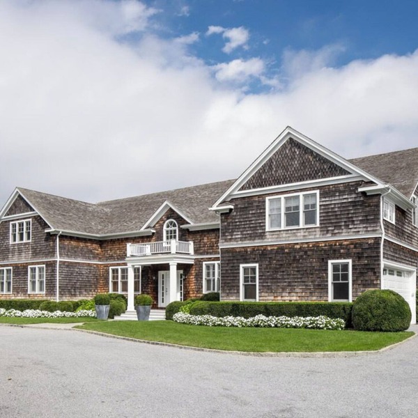 Spacious 6-bedroom house in enchanting Southampton with pool & fitness room
