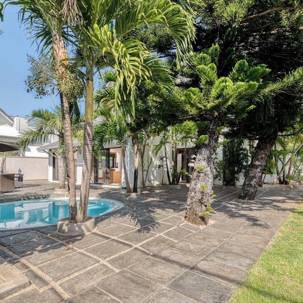 Spacious 7-bedroom villa in fabulous Pointe d'Esny
