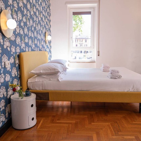 Spacious and bright apartment in the strategic point between Trastevere and Testaccio.Situated in the building on the first floor with lift and the doorman.The house has a very comfortable subdivision of the spaces offering the bedrooms their privacy.Ent