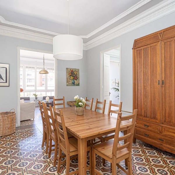 Spacious and bright apartment near the Sagrada Familia