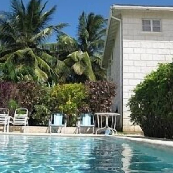 Spacious and comfortable Villa with pool in Upmarket Area of Holders, St James.