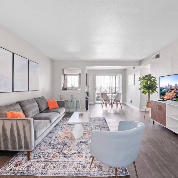 Spacious and Cozy King Bed 2BR Suite 5 Min to DT