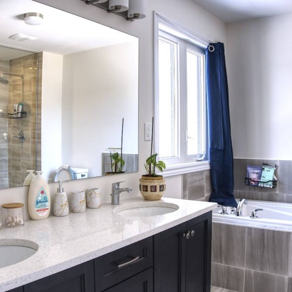 Spacious and Cozy Room with Private Bathroom in a house with WiFi, AC in Ottawa.