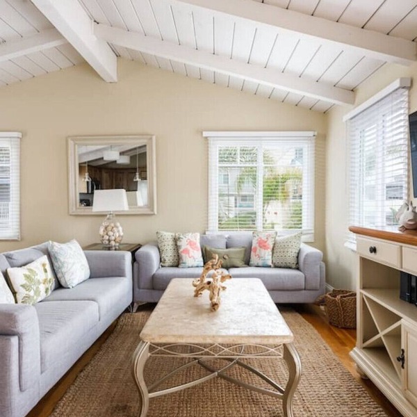Spacious and lofty 3 bedroom with A/C & Extra Den!