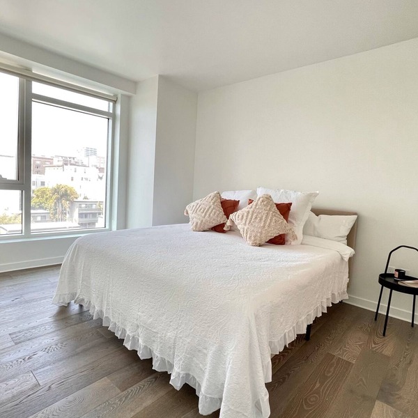 Spacious and modern 2 bedroom in Pacific Heights