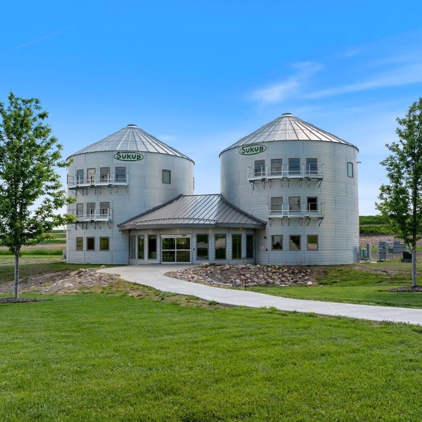 Spacious and modern guestrooms located a short drive from Omaha/Council Bluffs