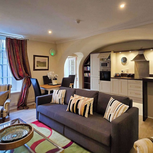 Spacious and Private City Centre Georgian Square Apt