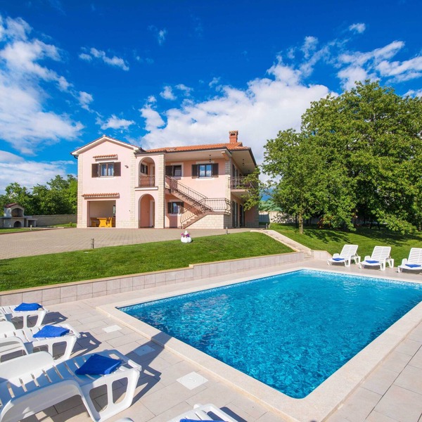 Spacious and private pool Villa, parking, wifi, fenced
